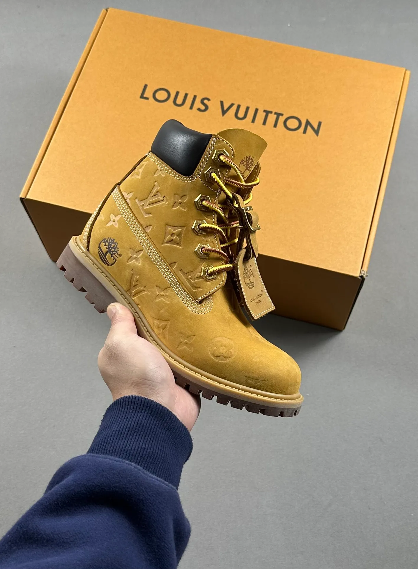 Local pick-up 💰1100 supports delivery. The same style of Jiaer is pure and original. Produced by Zhongshan Factory. Louis Vuitton As the first collaboration between the two parties, this shoe redefines the classic design of Timberland's 6-inch rhubarb boots. Timberland/Timberland's 6-inch all-over presbyopic rhubarb boots pay homage to the classic yellow boot shape of the 1996 Grandmaster Flash. Original hardware molded lace buckles. Newly upgraded top-notch craftsmanship. OEM by Zhongshan factory. Original imported leather. Independent private mold outsole, correct logo, not the wrong version on the market. Original and consistent full head-layer nubuck leather collar. All cow lining Brand new original packaging shoe box Exclusive supply to the market Official item number: 1AD7YN Size: 35 36 37 38 39 40 41 42 43 44 45 46